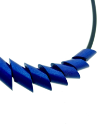 Tjongejonge collier cilinders donkerblauw