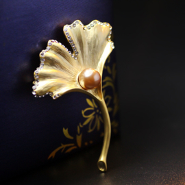 Broche ginkgo met parel goud