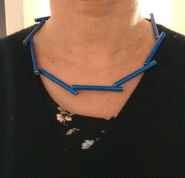 Handgemaakt collier lange stukken blauw