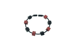 Handgemaakt zwart / rood armband met vierkante blokjes op rubber