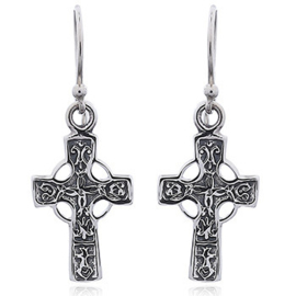 zilveren oorhangers: keltisch kruis