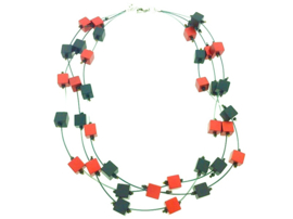 Handgemaakt zwart / rood collier met vierkante blokjes op nylon