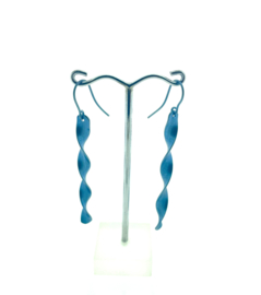 Titanium oorhangers gedraaid blauw