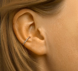 Earcuff gedraaid