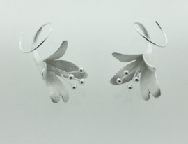 Zilveren oorhangers met bloem