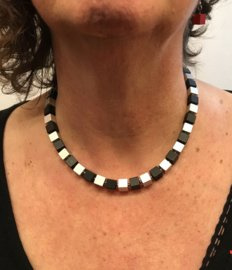 Hangemaakte collier geblokt zwart/zilver