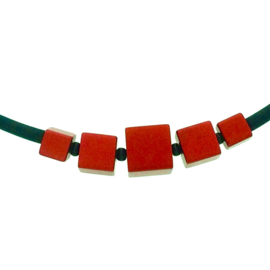 Handgemaakt rood collier met vierkante blokjes op rubber
