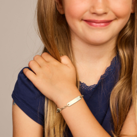 Gouden kindergraveerarmband bloem