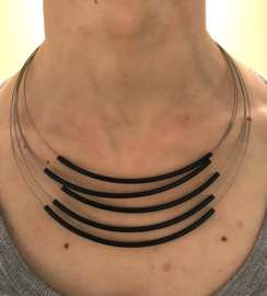 Handgemaakt collier 5 strengen zwart