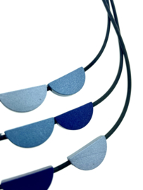 Tjongejonge collier drie strengen blauwtinten