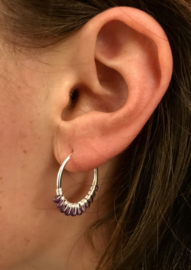 Zilveren oorringen met paarse steentjes
