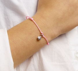 Gevlochten roze armband met zilveren bloemetjes bedel