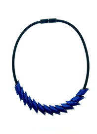 Tjongejonge collier cilinders donkerblauw