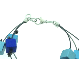 Handgemaakt blauw armband met vierkante blokjes op nylon