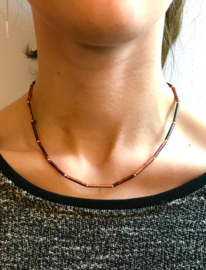 Handgemaakt gepatineerd collier staafjes rood