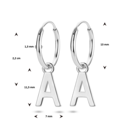 Oorring met  letter bedeltje
