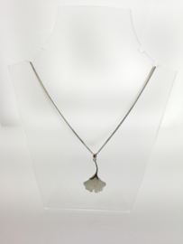 Zilveren ginkgo collier parelmoer