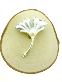 Broche ginkgo met parel zilver