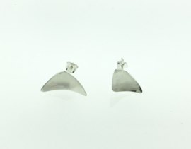 Zilveren oorstekers gebogen driehoek