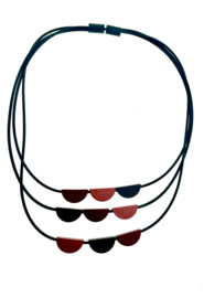 Tjongejonge collier drie strengen roodtinten