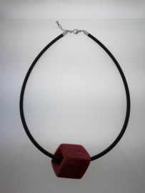 Rubberen collier met een rode cube