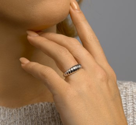 Zilveren ring gedraaid