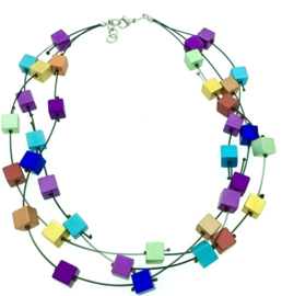 Handgemaakt multi collier met vierkante blokjes op nylon