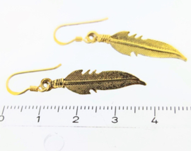 vergulde oorhangers met veertje