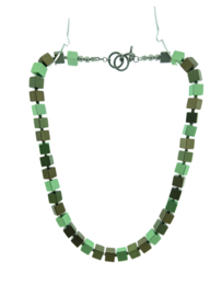 collier: groene blokjes