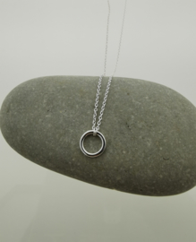 Zilveren collier met open cirkel