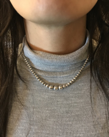 Zilveren collier met bolletjes