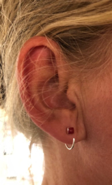 Zilveren open oorringetjes vierkant rood