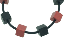 Handgemaakt zwart / rood armband met vierkante blokjes op rubber