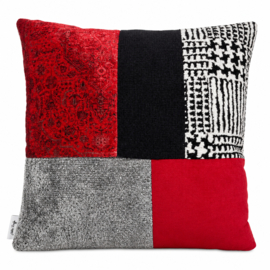 Patchwork sierkussen 45 x 45 cm rood, zwart en wit