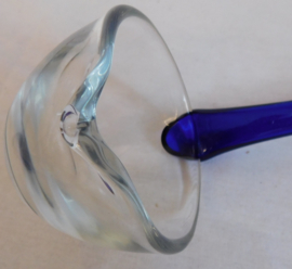 Glazen bowllepel met blauwe steel.
