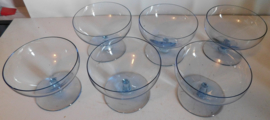Zes licht blauwe glazen