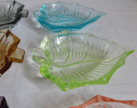 Set met glazen bladvormige asbakjes
