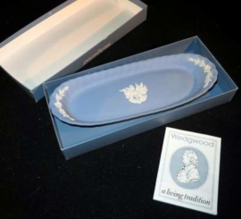 Wedgwood Jasperware schaal met bloemachtige reliëfdecors.