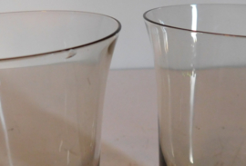 Twee glas met een 16 hoekige voet
