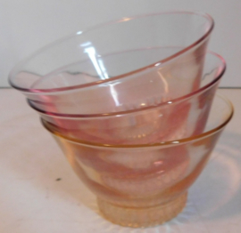 Drie glazen compote schaaltjes