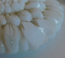 Art Deco wit glazen zonnebloem zeepdoos. collectie Ingrid