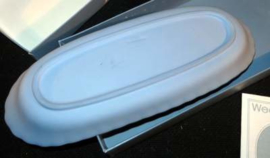 Wedgwood Jasperware schaal met bloemachtige reliëfdecors.