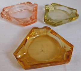 3 verschillende glazen asbakjes
