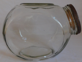 Antiek glazen snoeppot pot met ijzeren deksel.