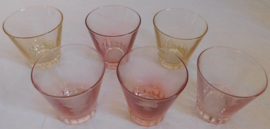 Zes gekleurde Retro limonade glazen