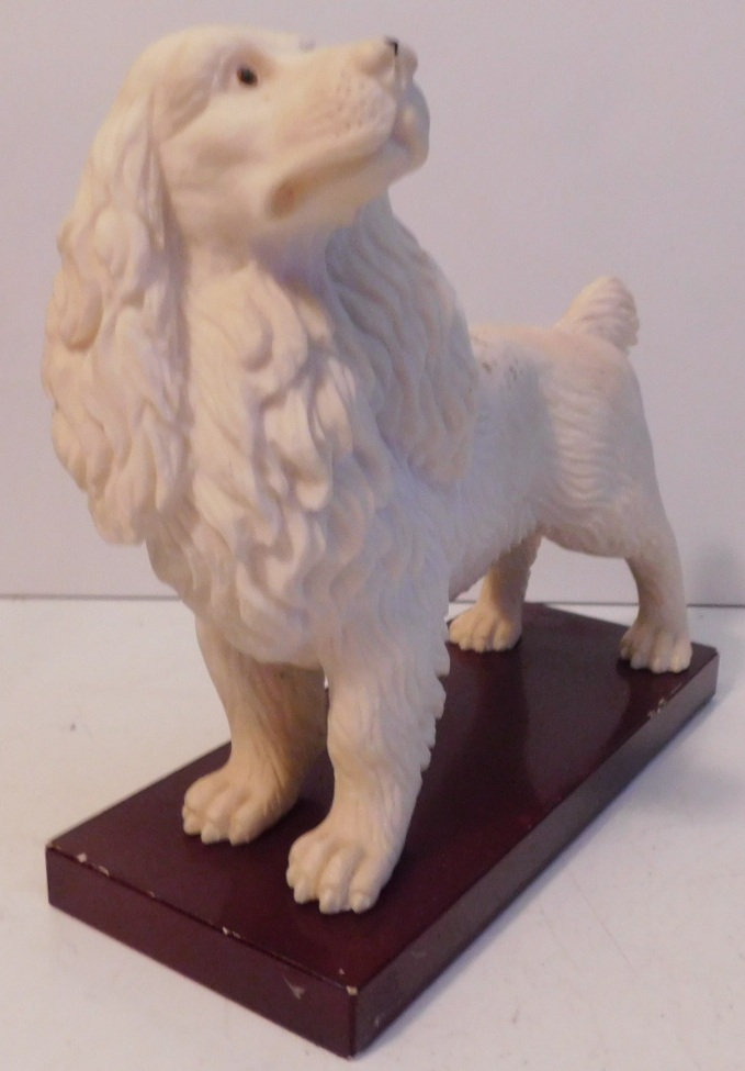 Cocker Spaniel op massieve sokkel