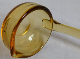 Amberkleurige Leerdam bowllepel van glas