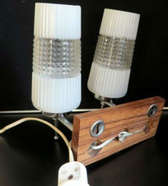 Wandlamp hout met twee glazen kelken uit de 50er jaren.