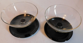 Twee glazen met zwarte voet.