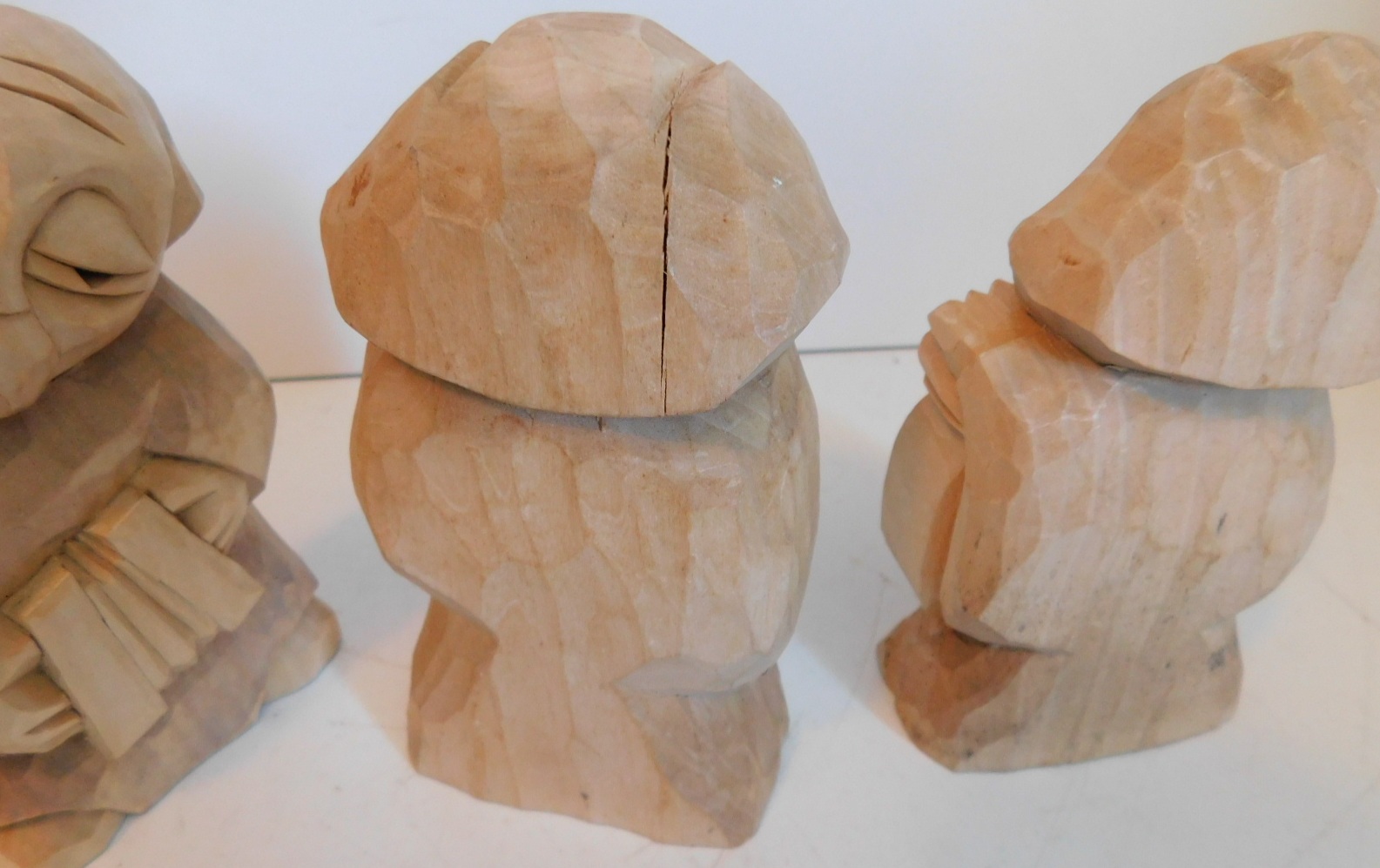 Drie Jerzy Chodorowski houten muzikanten sculpturen